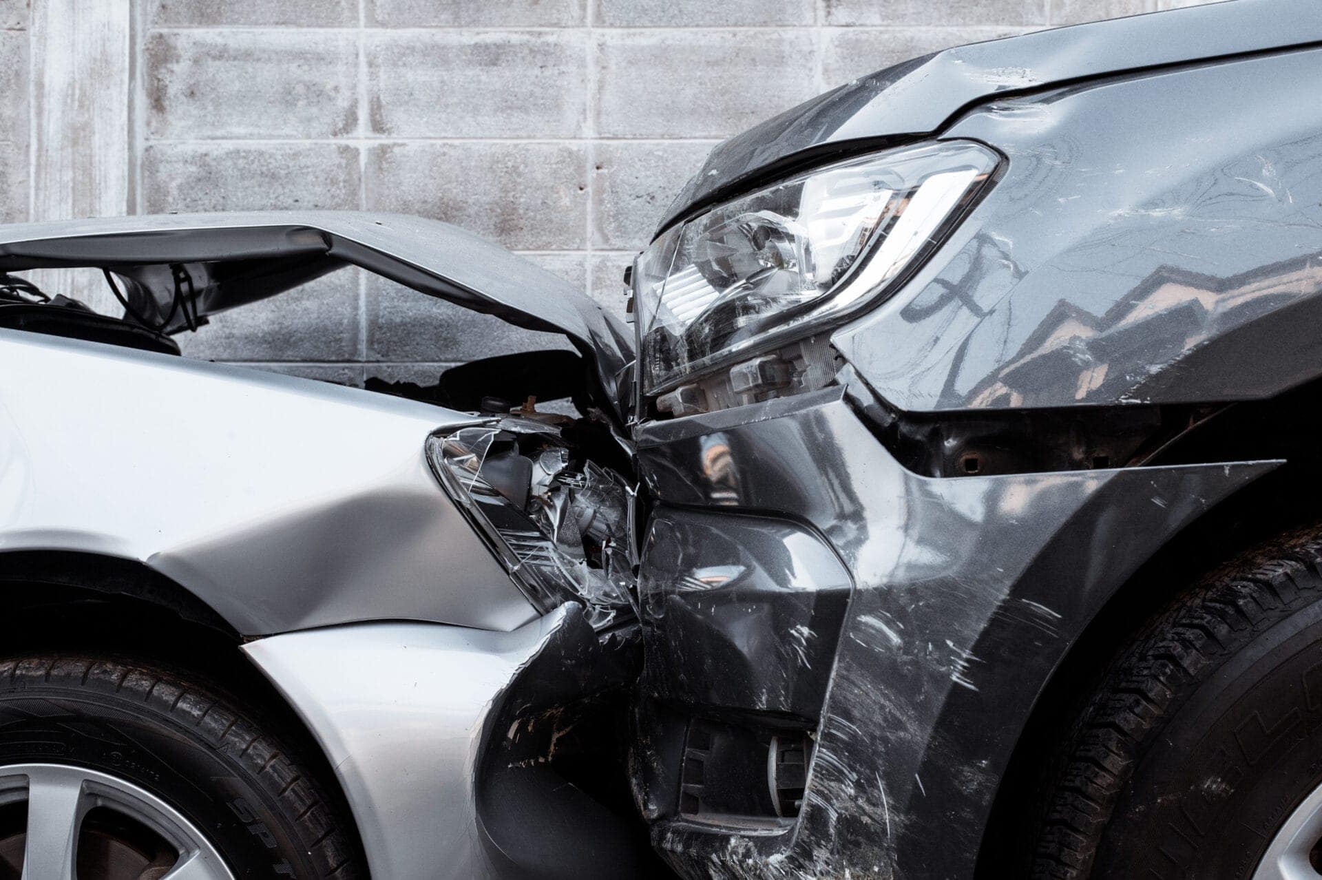 Dos vehículos se vieron implicados en una colisión frontal tras un accidente de tráfico