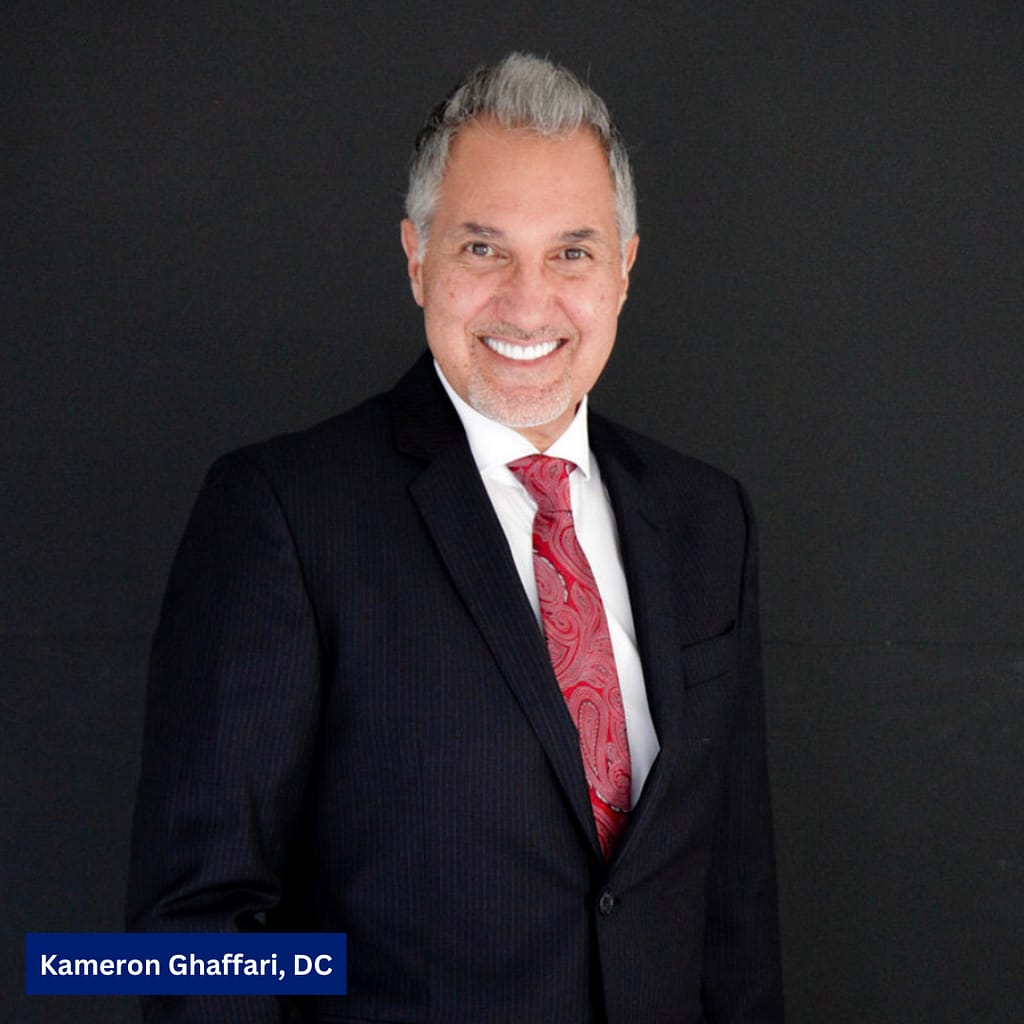 Dr. Kameron Ghaffari, quiropráctico especializado en el tratamiento de lesiones por accidentes automovilísticos en Dallas, Texas