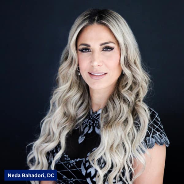 La Dra. Neda Bahadori, quiropráctica especializada en el tratamiento de lesiones por accidentes automovilísticos en Dallas, Texas