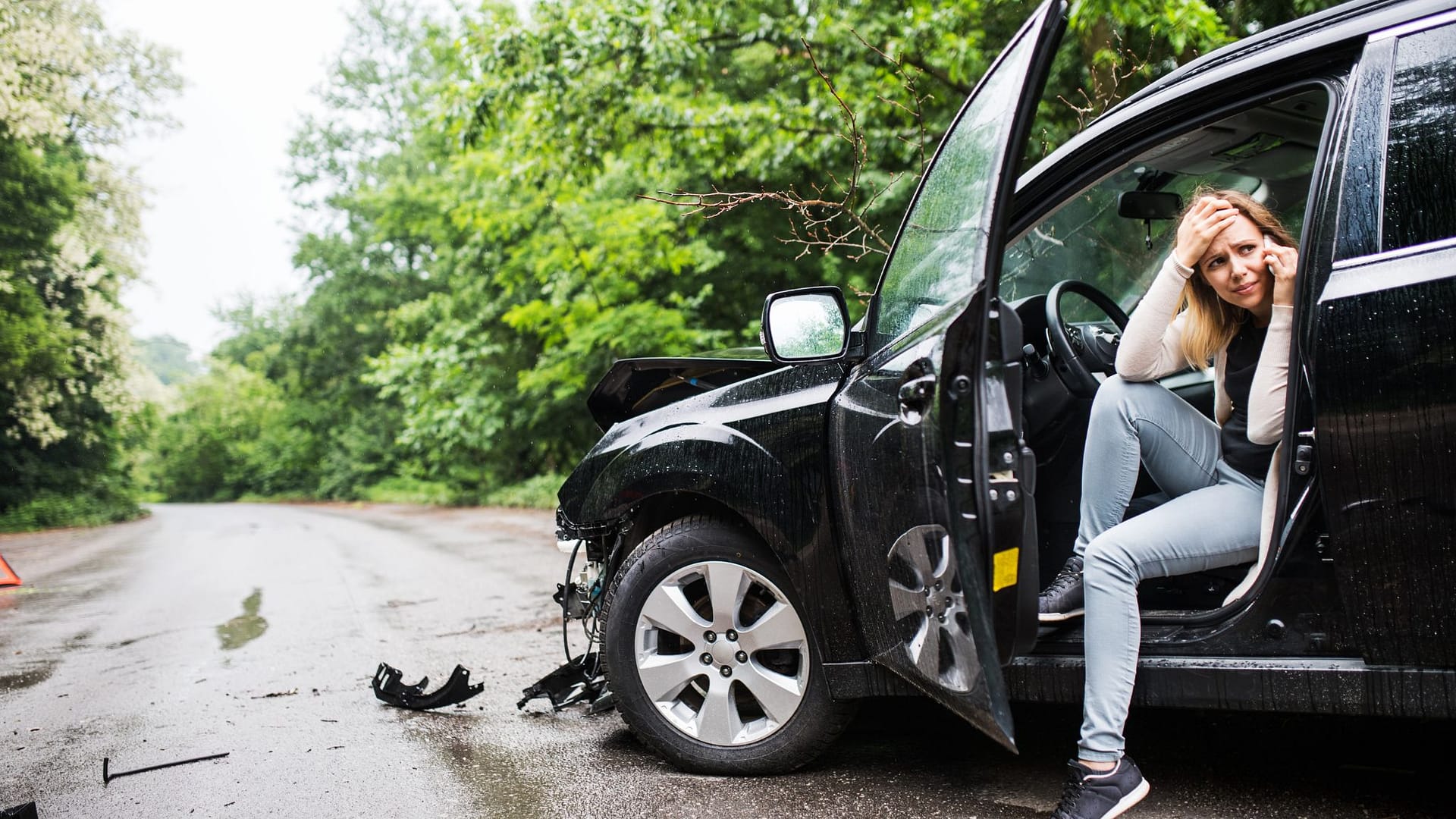 Mujer hablando por teléfono después de un accidente de coche. Cómo se determina la culpa en un accidente de coche en Georgia