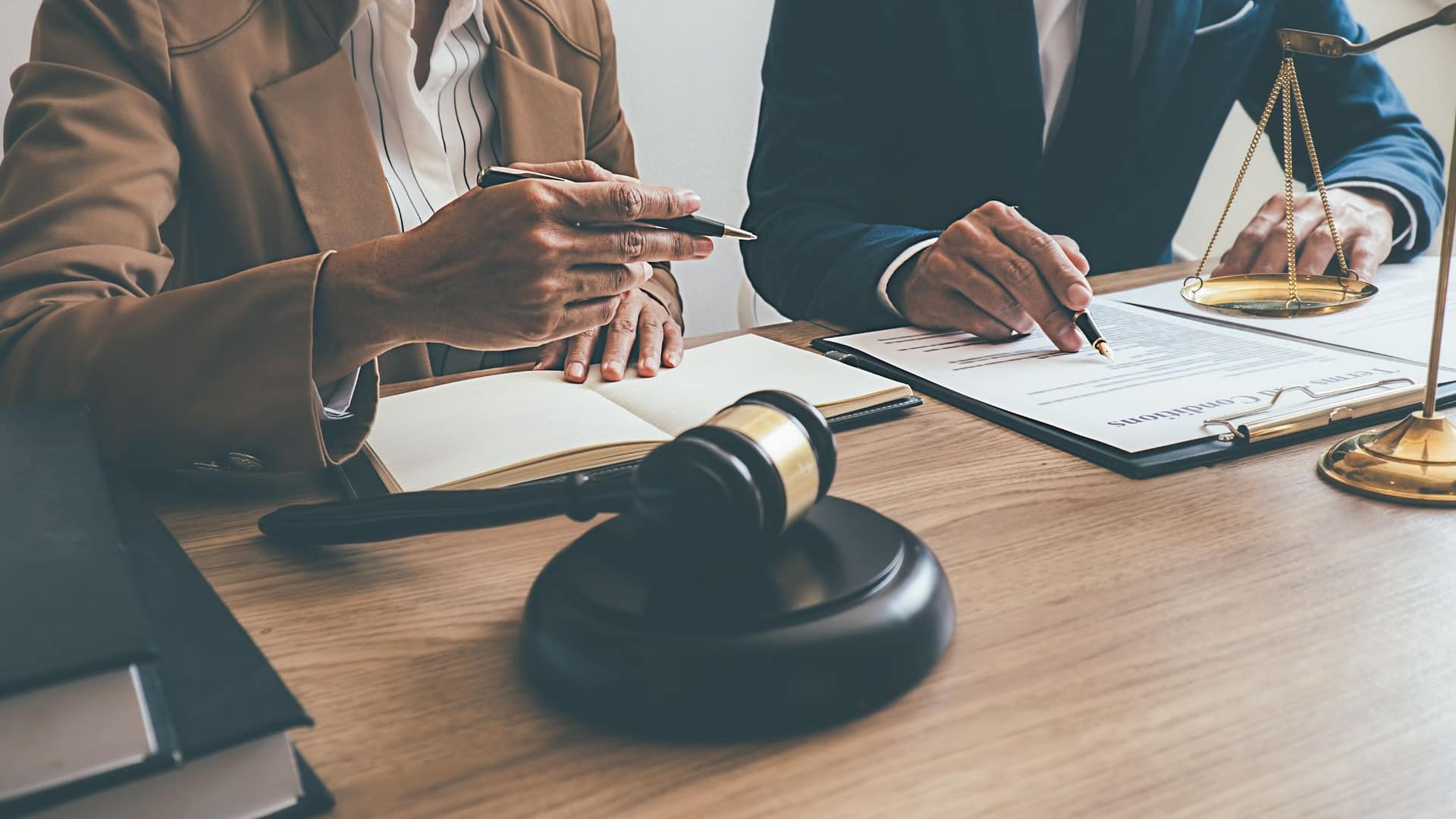 Abogados que debaten las leyes de homicidio culposo en Arizona. leyes de muerte por negligencia en Arizona