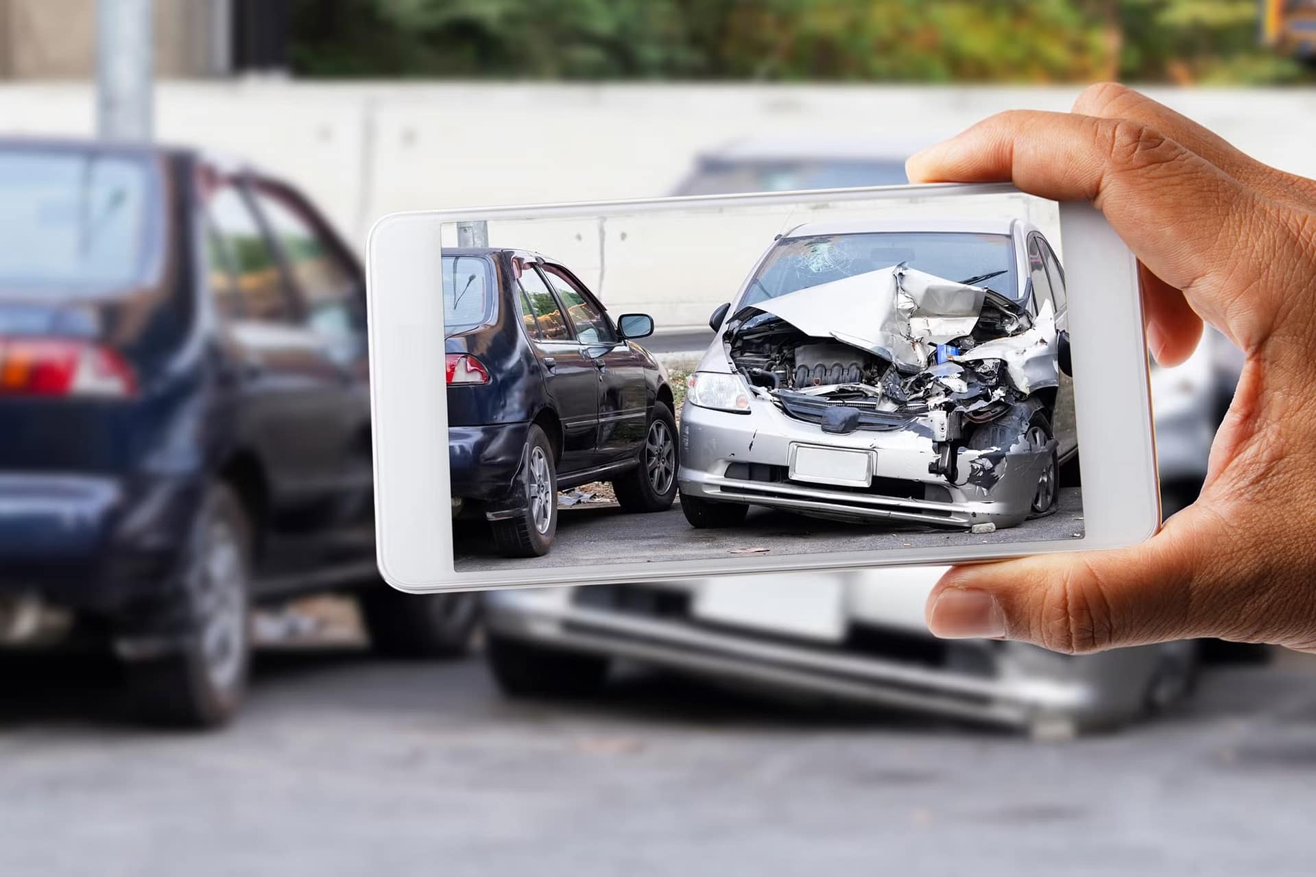 Tomar fotografías de daños a la propiedad después de un accidente automovilístico. Abogados de accidentes automovilísticos en Texas. Abogados de accidentes de tráfico en Los Ángeles