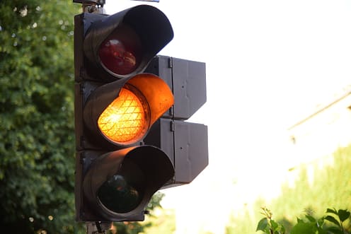 Luz amarilla de los semáforos en la ciudad de verano: ¿Es legal pasar una luz amarilla en Texas?