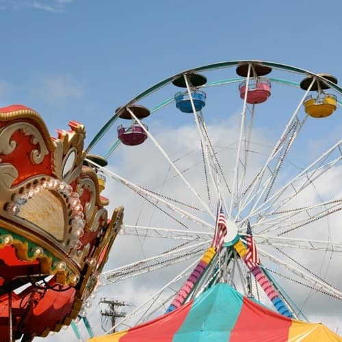 Imagen de una noria en un parque de diversiones o de atracciones. abogados de Accidentes en parques de atracciones en san marcos