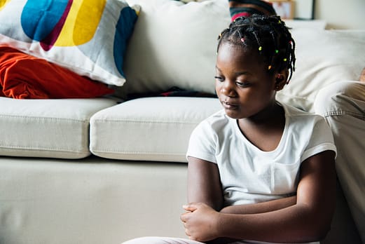 Chica negra con emoción de tristeza sola en casa