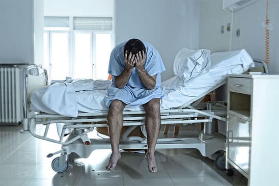 Paciente consultando con un médico, simbolizando confianza en el cuidado médico y la importancia de prevenir la negligencia médica.