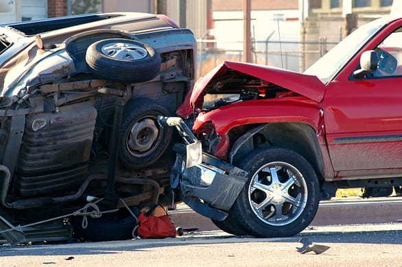 Accidente automovilístico entre dos vehículos y un automóvil volcado. carreteras más mortales