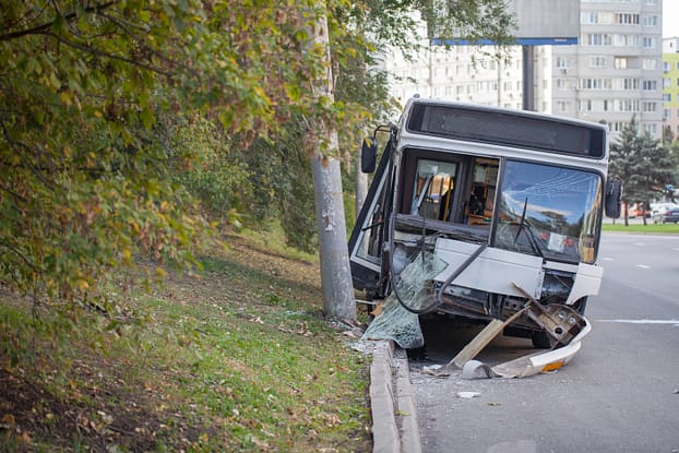 Accidente de tráfico, accidente con un autobús urbano de pasajeros, el autobús se estrelló contra un poste. Abogados de accidentes de transporte público en Texas