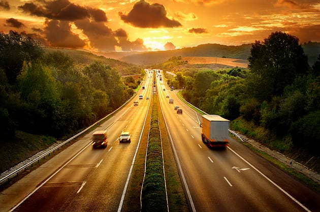 Tendencias en conducción y accidentes de tráfico en 2020 2 Tráfico en las carreteras al atardecer: tendencias del tráfico en 2020: un análisis exhaustivo