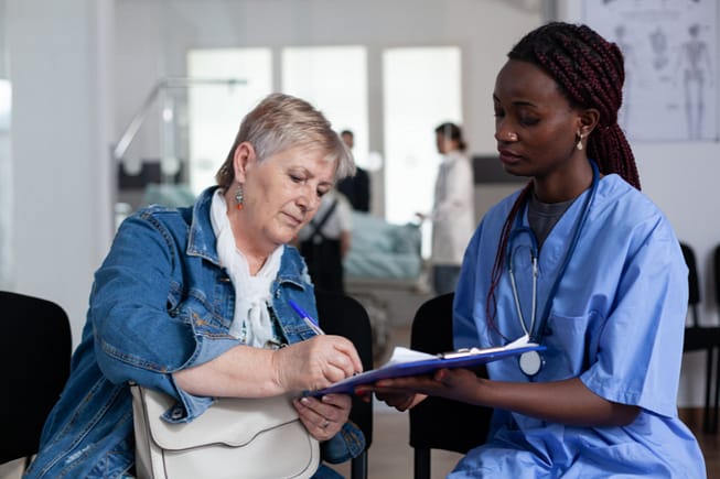 Mujer firmando documentos médicos en el hospital