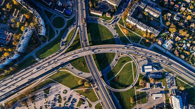 Foto aérea de una autopista mortal