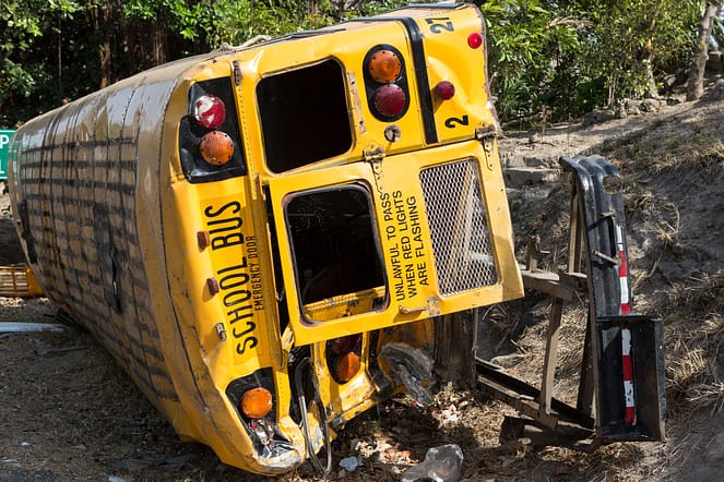 Un autobús escolar volcó en un accidente. Abogados de accidentes de transporte público en Texas