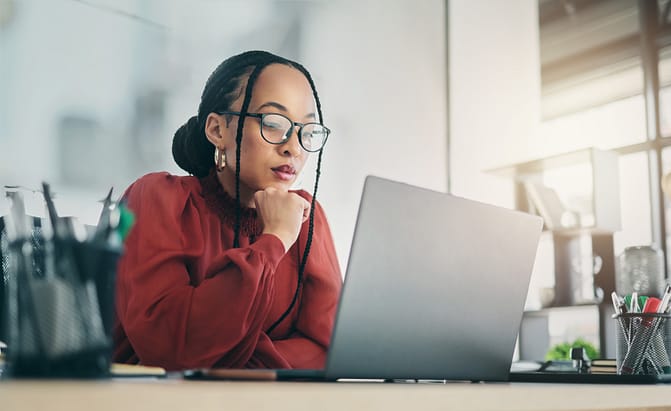 Mujer haciendo una investigación en línea buscando al mejor abogado de lesiones personales en Texas