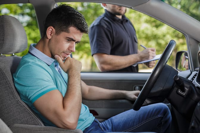 Conductor joven está preocupado por multa de tránsito por conducir sin licencia en Texas