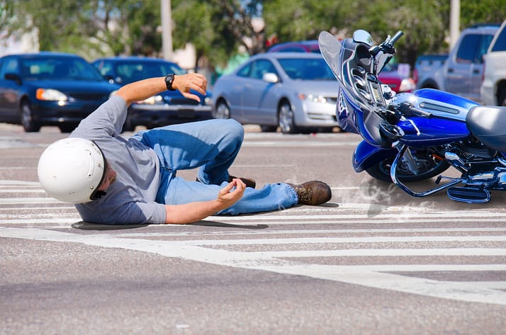Accidente de motocicleta en una intersección muy transitada