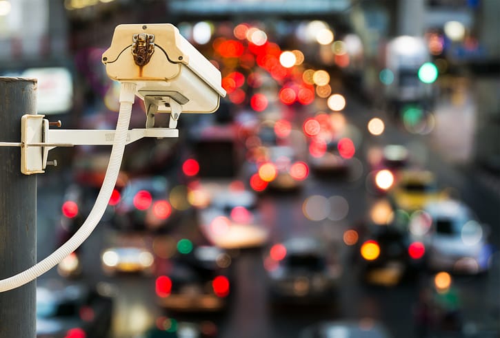 Cámaras de tráfico que vigilan a los conductores que circulan por el carril izquierdo